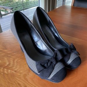 Capped Toe Pumps with Bow sz 10
